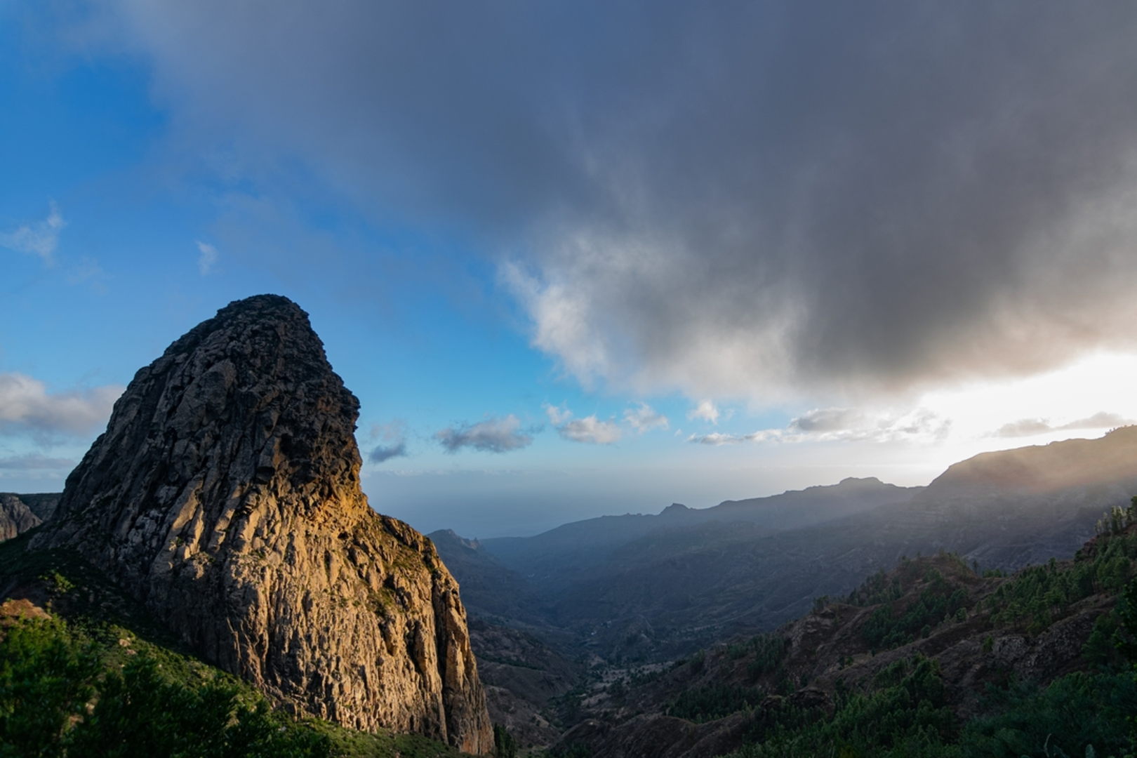 An image depicting the trail Roque de los Muchacho from Buenavista de Arriba and its surrounding area.