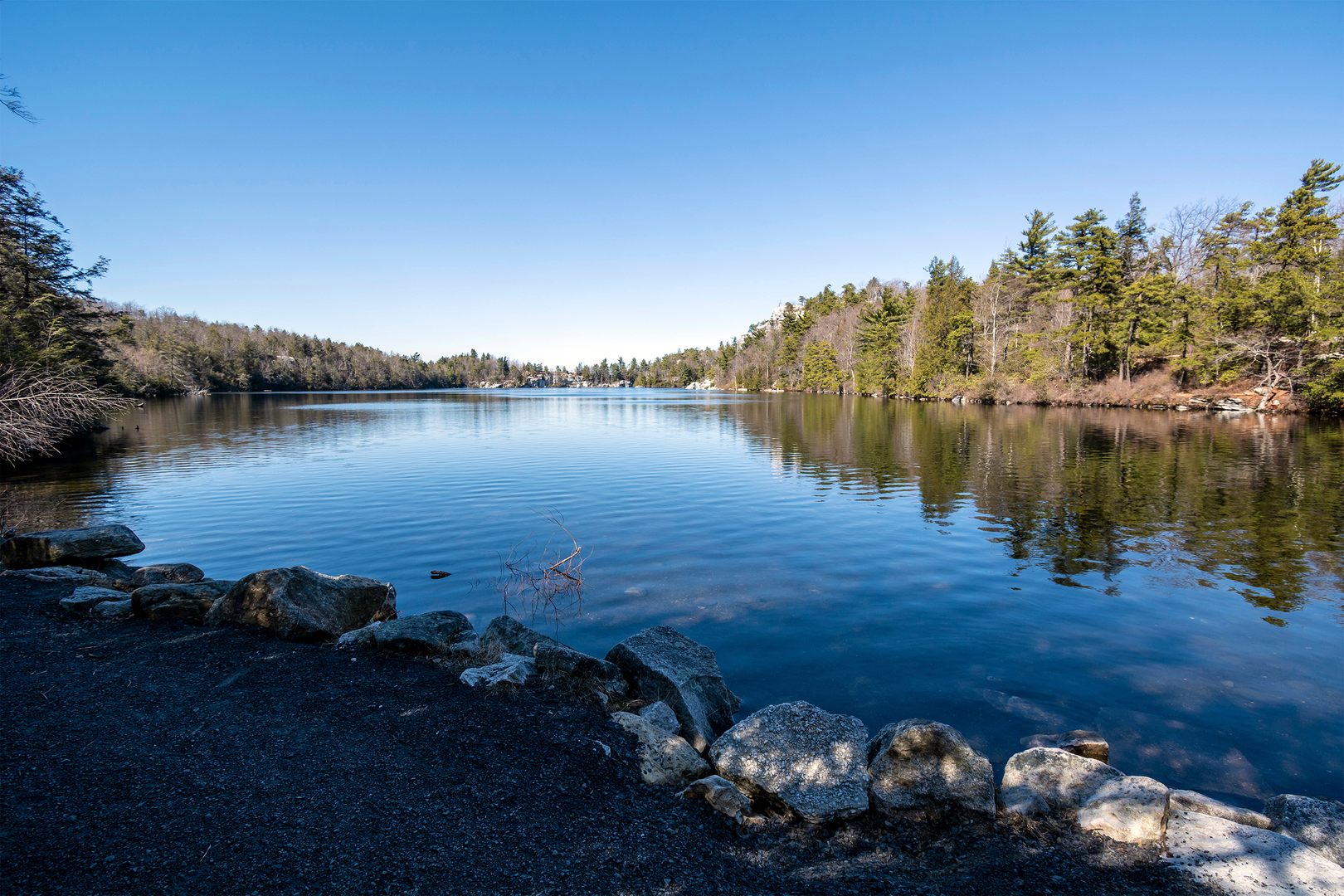 An image depicting the trail Castle Point from Lake Minnewaska Carriage Road - Red and its surrounding area.
