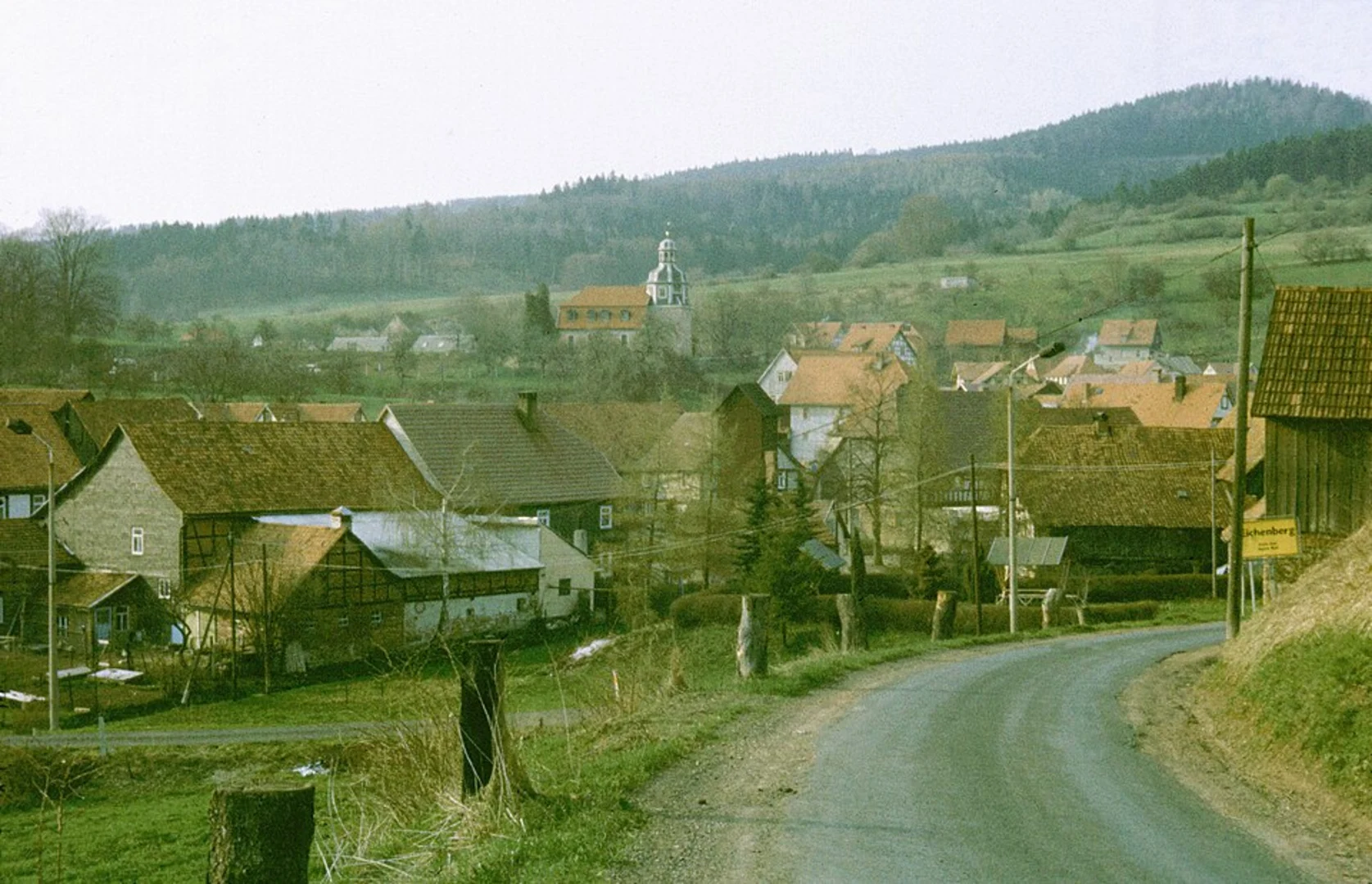 An image depicting the trail Kulturweg Sailauf Rundwanderweg and its surrounding area.
