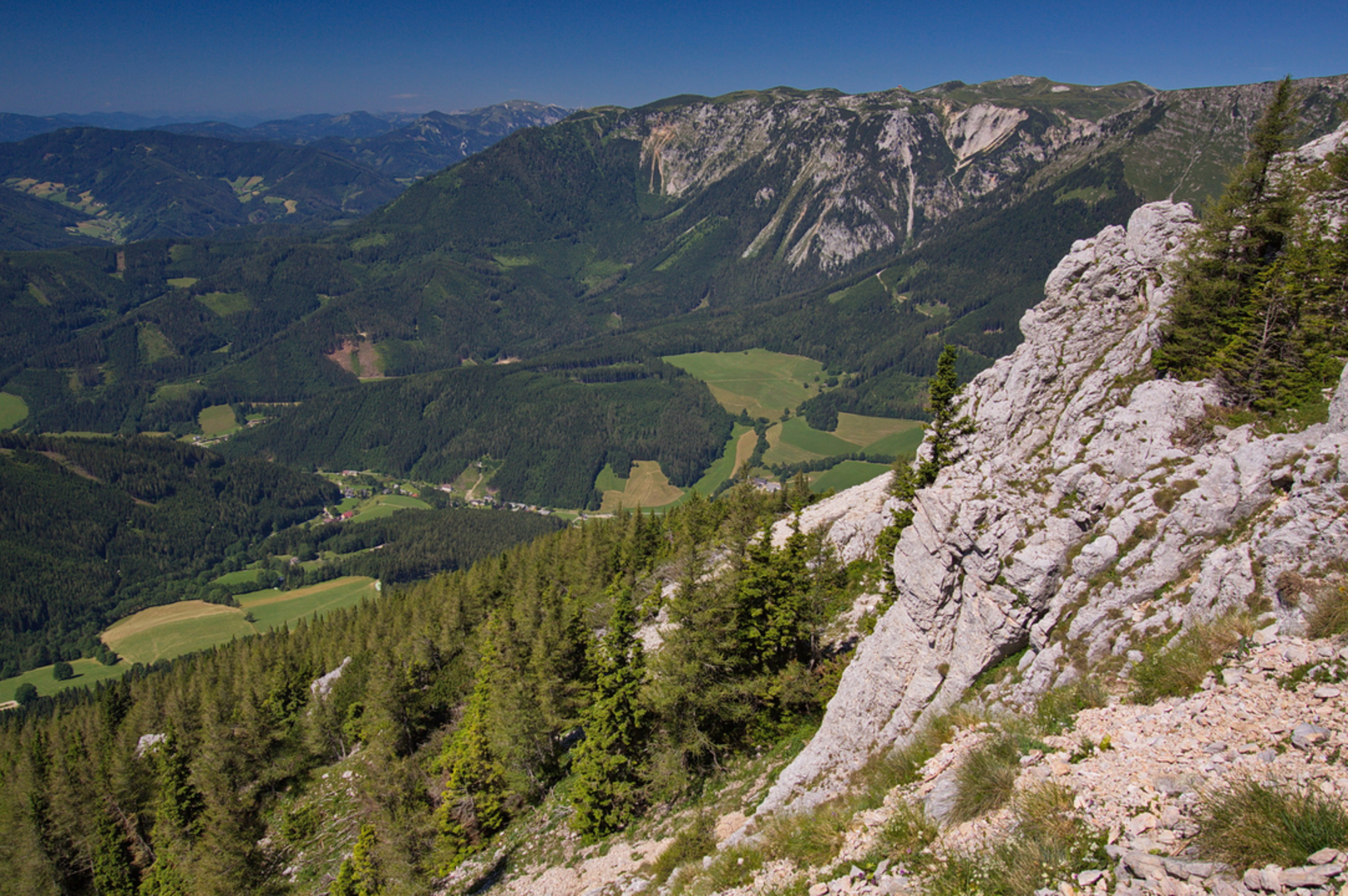 An image depicting the trail Almgraben to Neuberg an der Mürz via Windberg Peak and its surrounding area.
