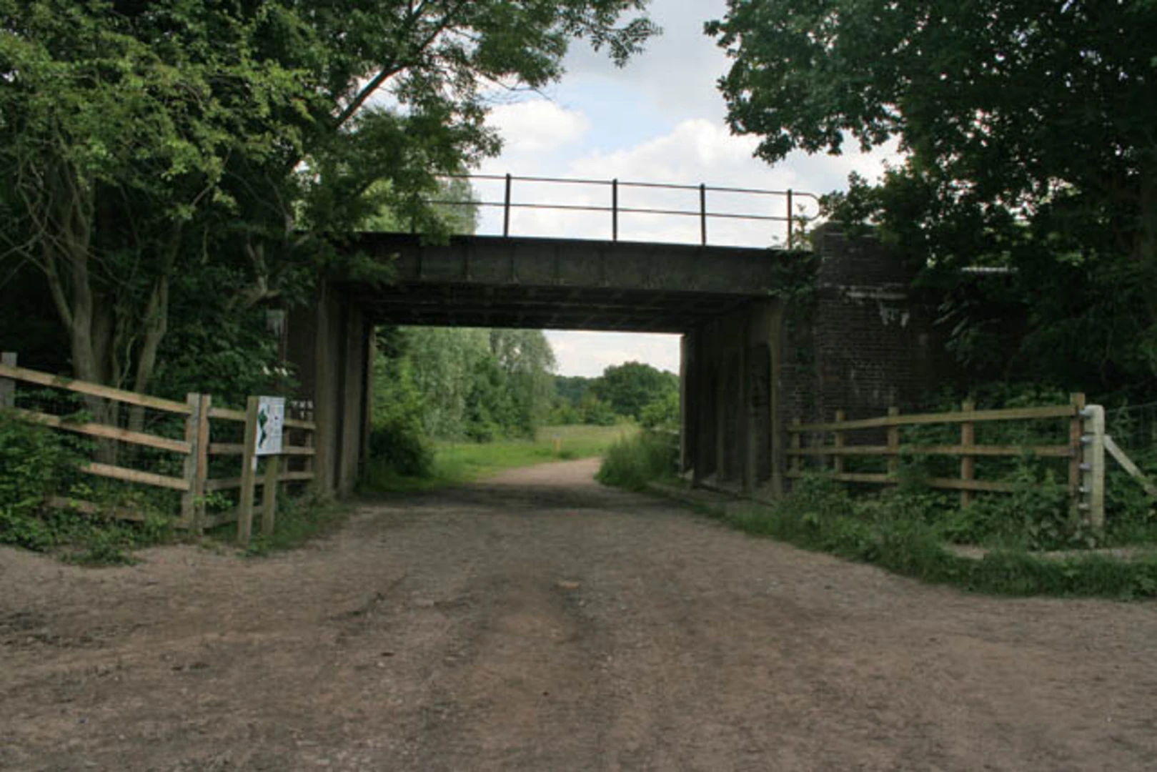 An image depicting the trail Footpath U8 in Hinckley and its surrounding area.