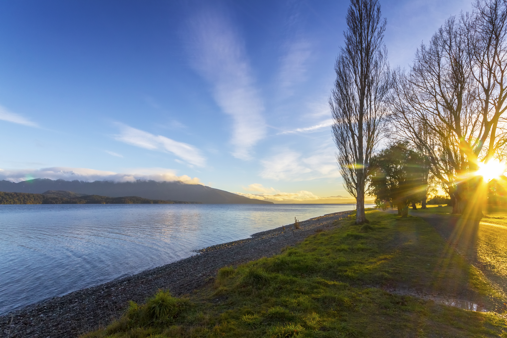 An image depicting the trail Visitor Centre to Te Anau Bird Sanctuary Walk and its surrounding area.