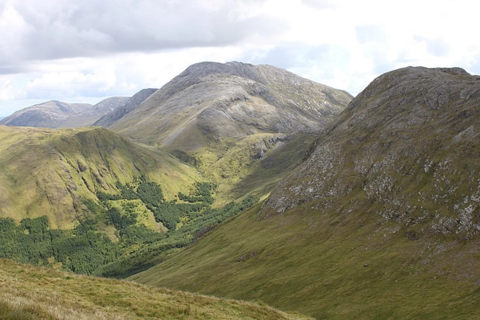 An image depicting the trail Binn Idir an da Log Loop and its surrounding area.