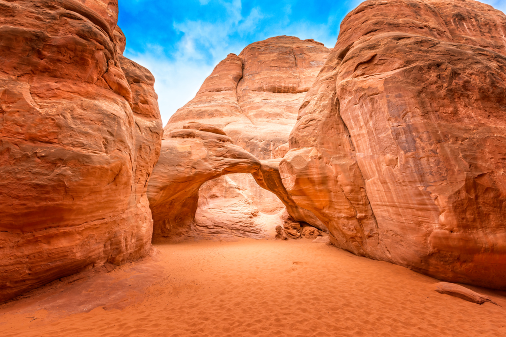 An image depicting the trail Sand Dune Arch Trail and its surrounding area.