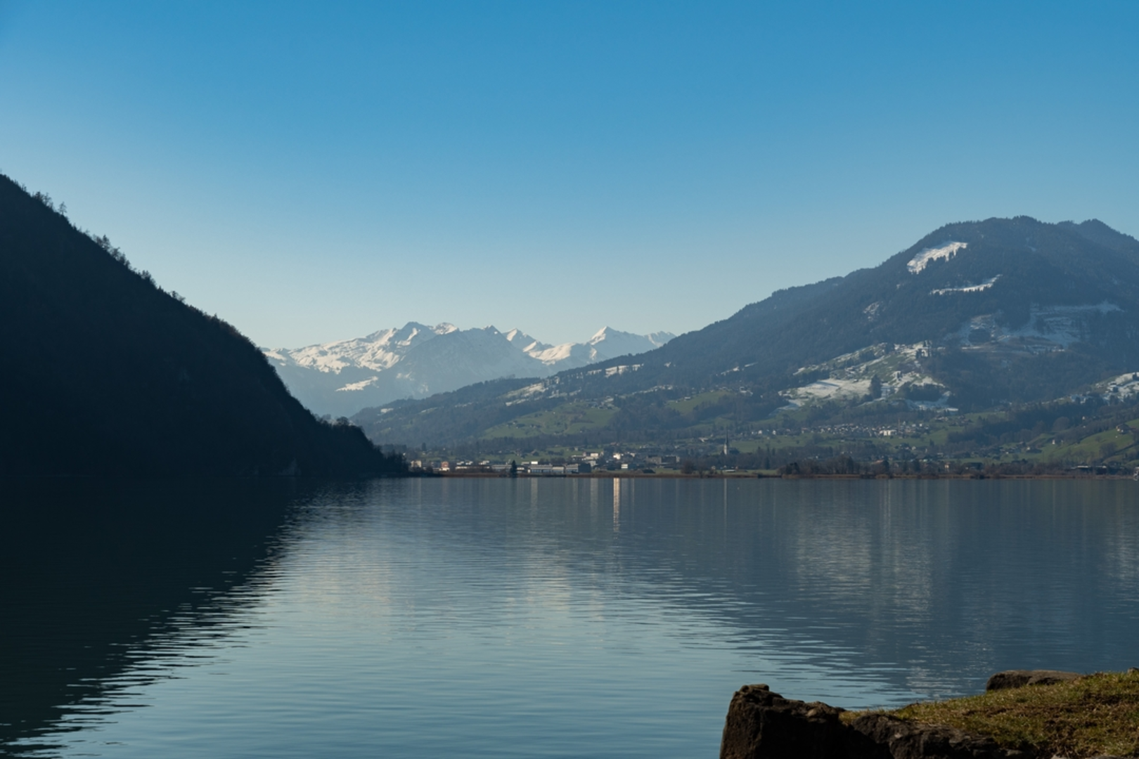 An image depicting the trail Around Lake Alpnach and its surrounding area.