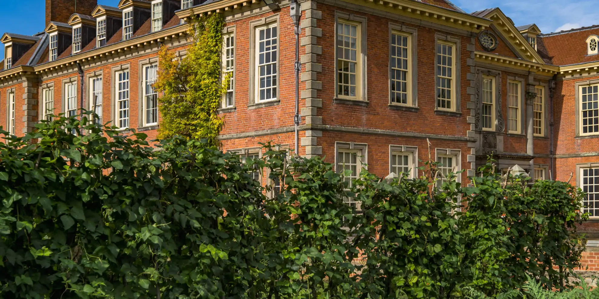 An image depicting the trail Hanbury Hall from Piper's Hill and its surrounding area.