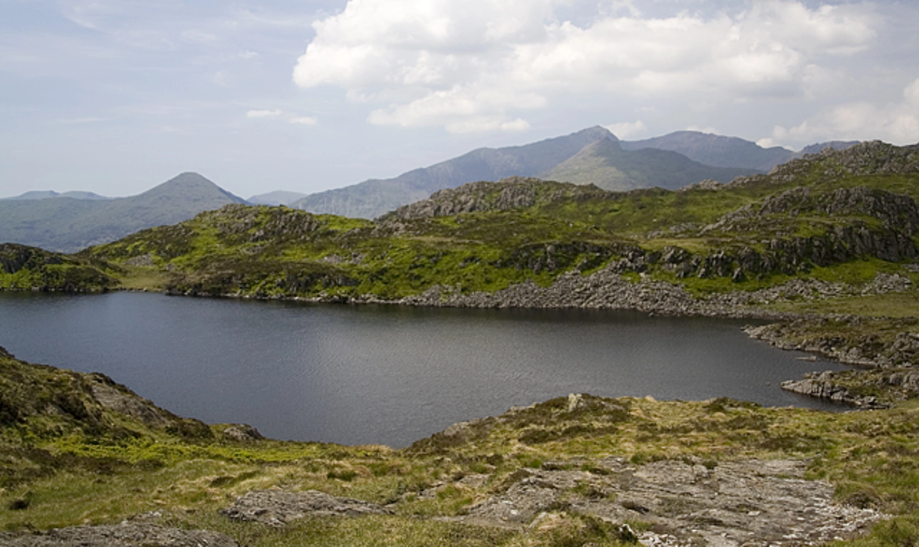 An image depicting the trail Llyn yr Adar and Llyn Edno and its surrounding area.