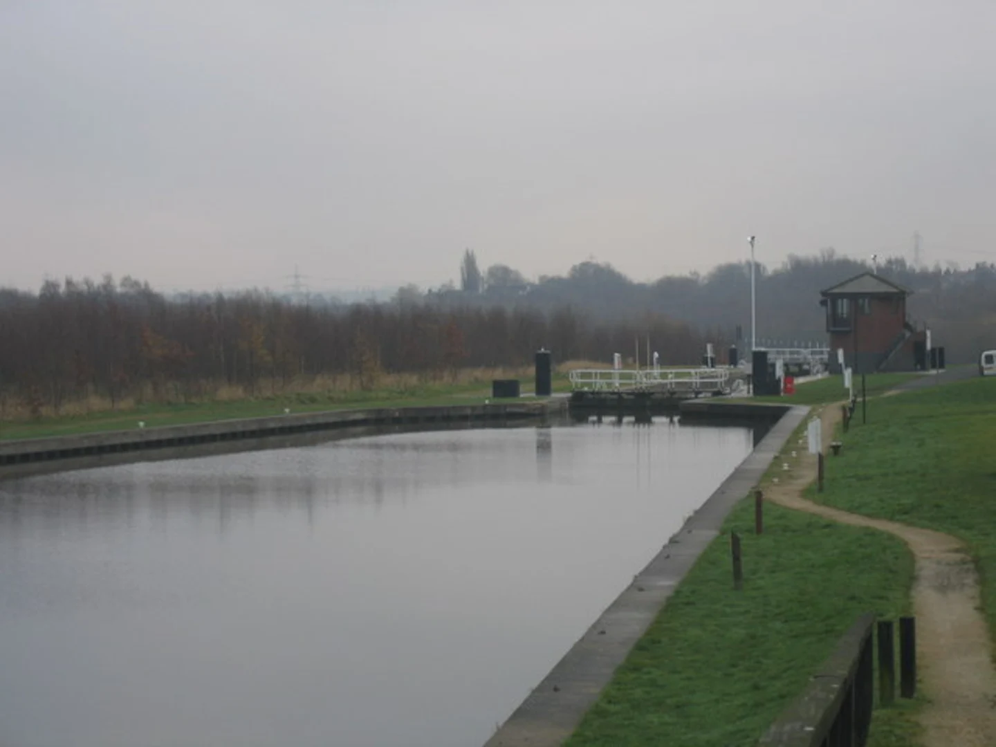 An image depicting the trail Bowers Lake and Lemonroyd Lake in RSPB St Aidan's and its surrounding area.
