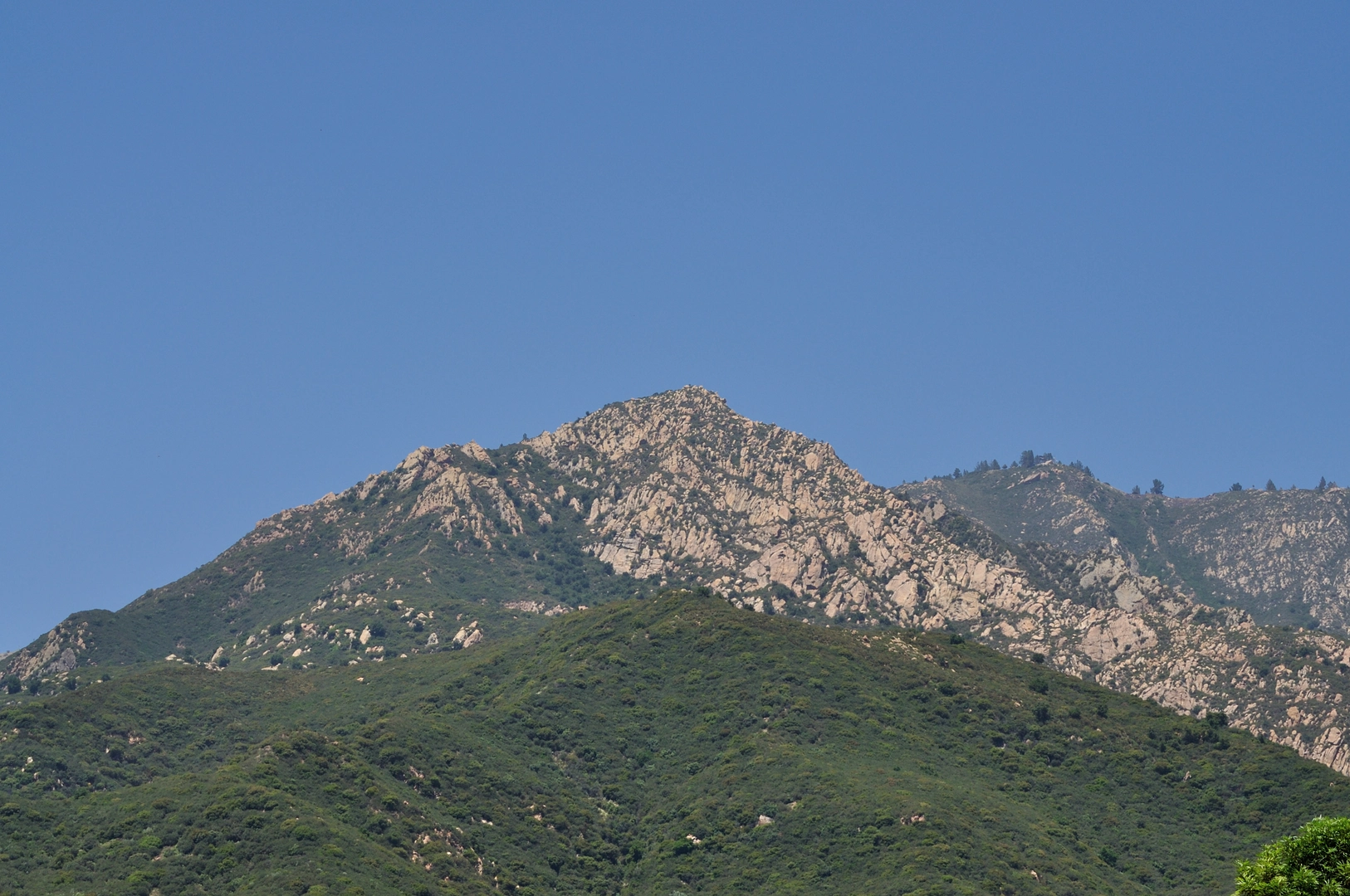 An image depicting the trail Arlington Peak via Cathedral Peak Trail and its surrounding area.