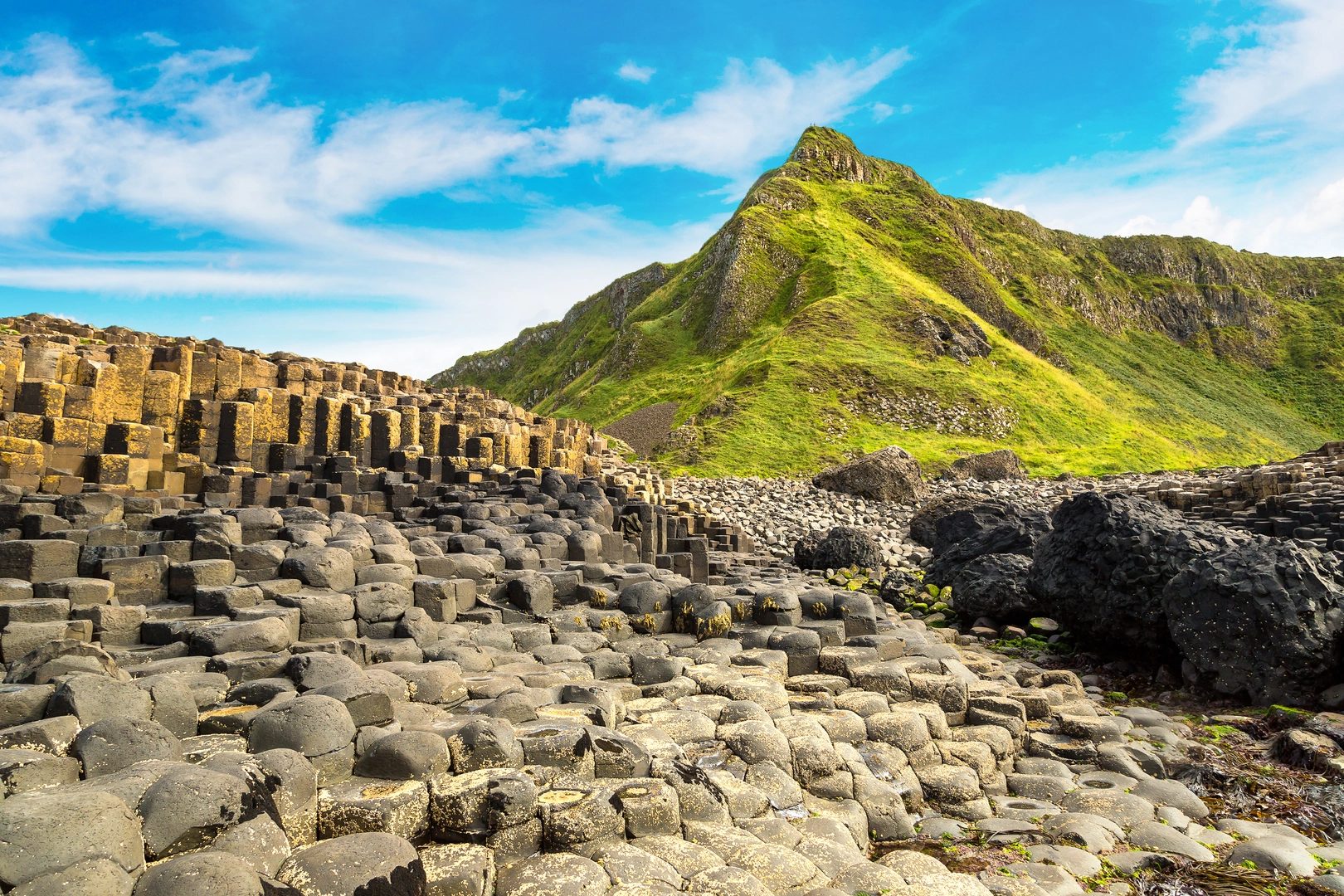 An image depicting the trail Giant's Causeway and its surrounding area.