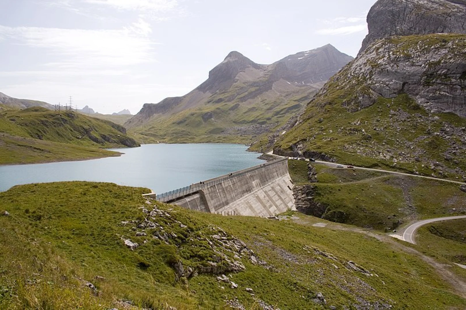 An image depicting the trail Glacier des Diablerets and Lac de Sanetschsee and its surrounding area.
