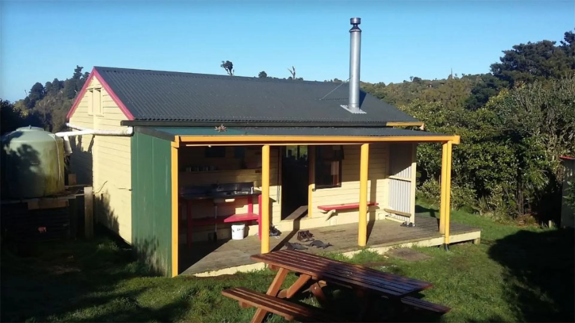 An image depicting the trail Te Rereatukahia Hut Track and its surrounding area.