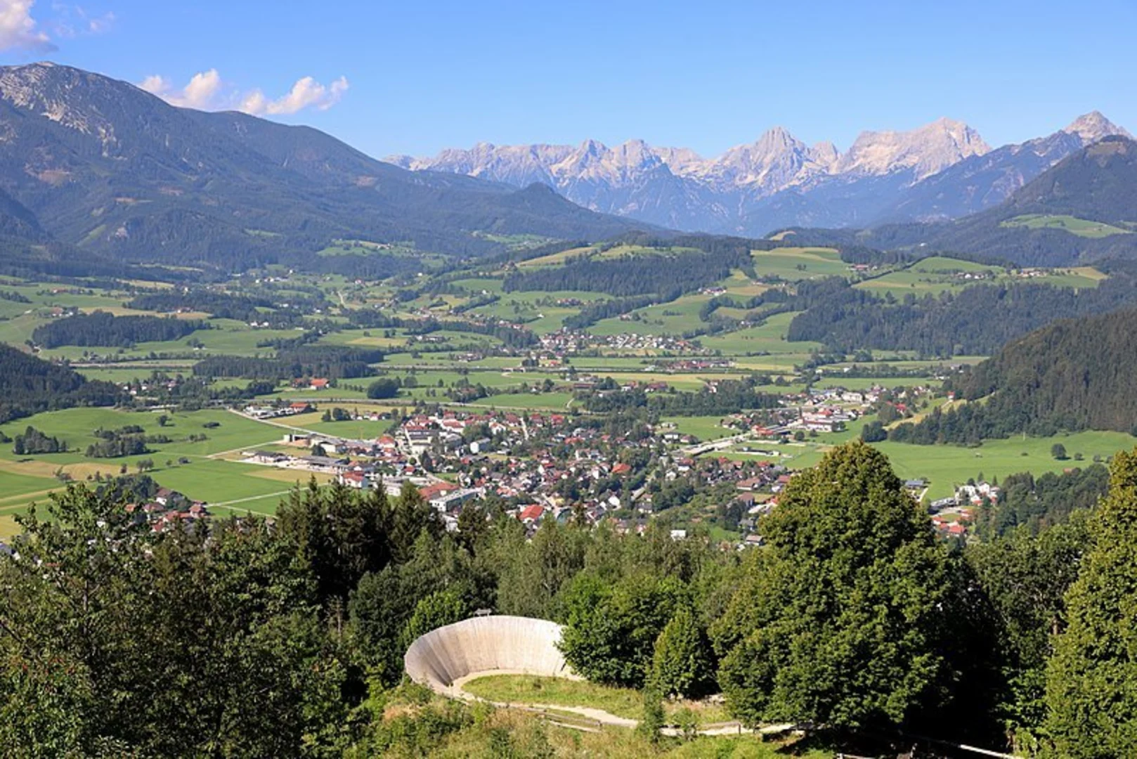 An image depicting the trail Bannholzmauer and its surrounding area.