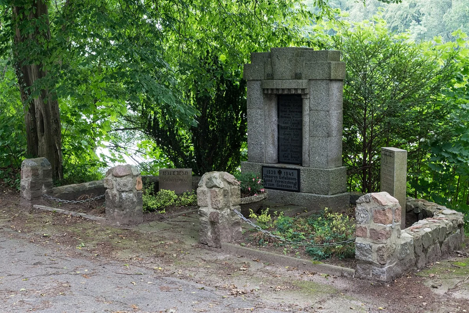 An image depicting the trail Longinusturm Rundweg and Baumberger Ludgerusweg and its surrounding area.