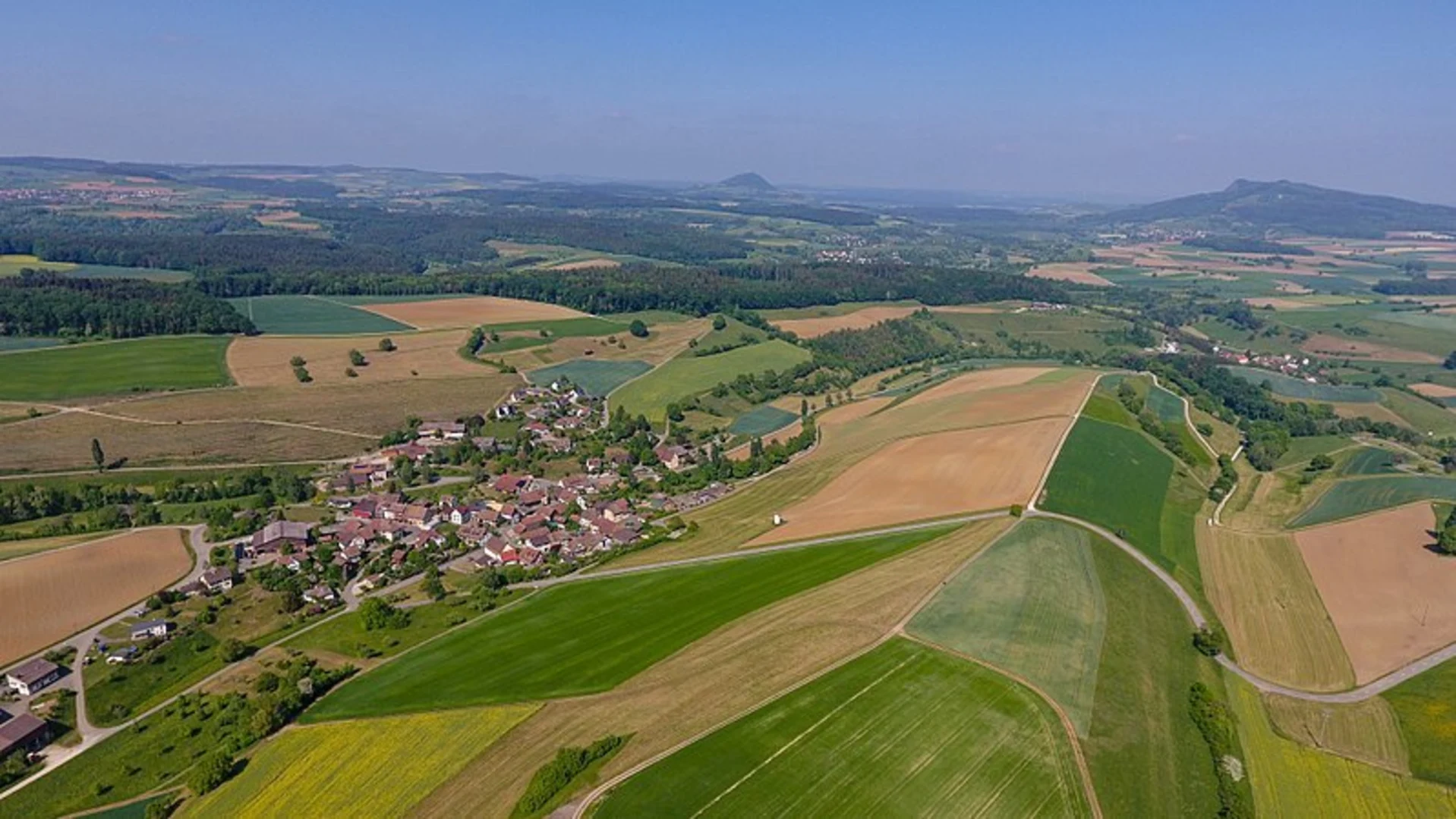 An image depicting the trail Reiatweg and its surrounding area.