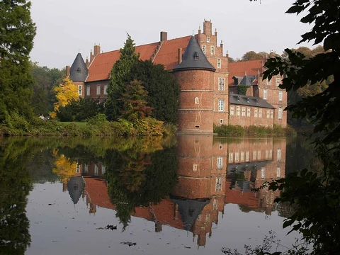 Schlossteich and Schloss Herten via Rosskastanienallee and Esskastanienallee