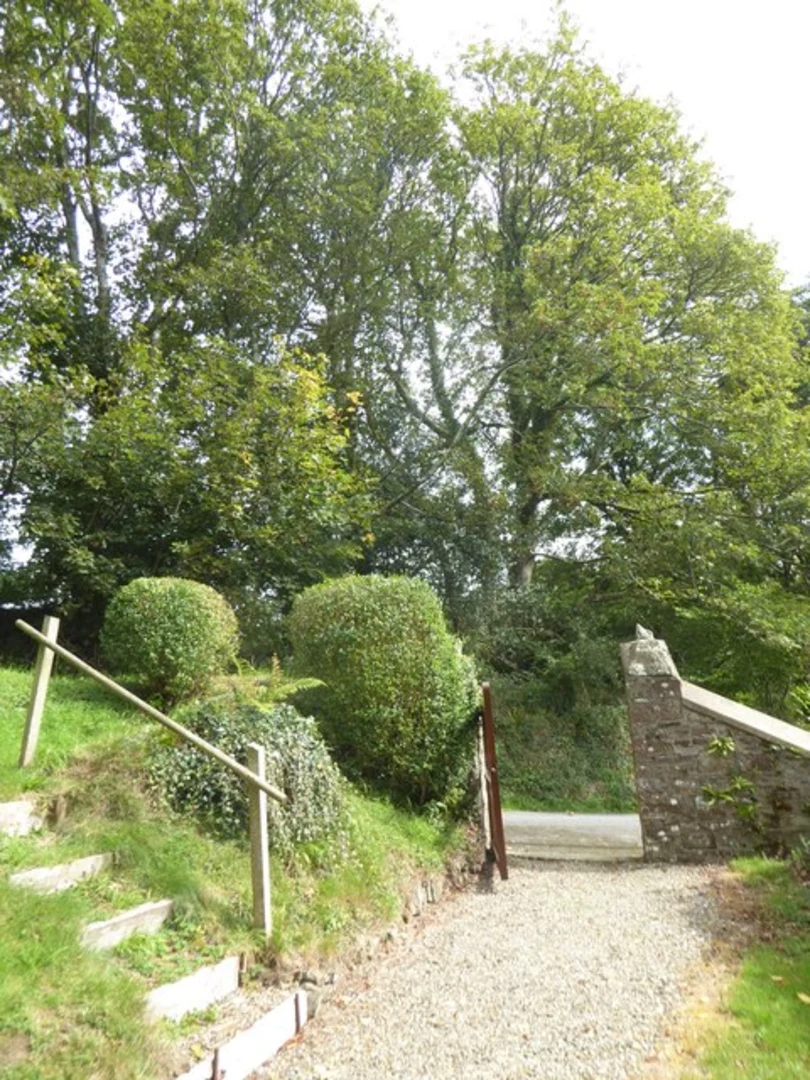 An image depicting the trail Little Milford - Wood Path and its surrounding area.