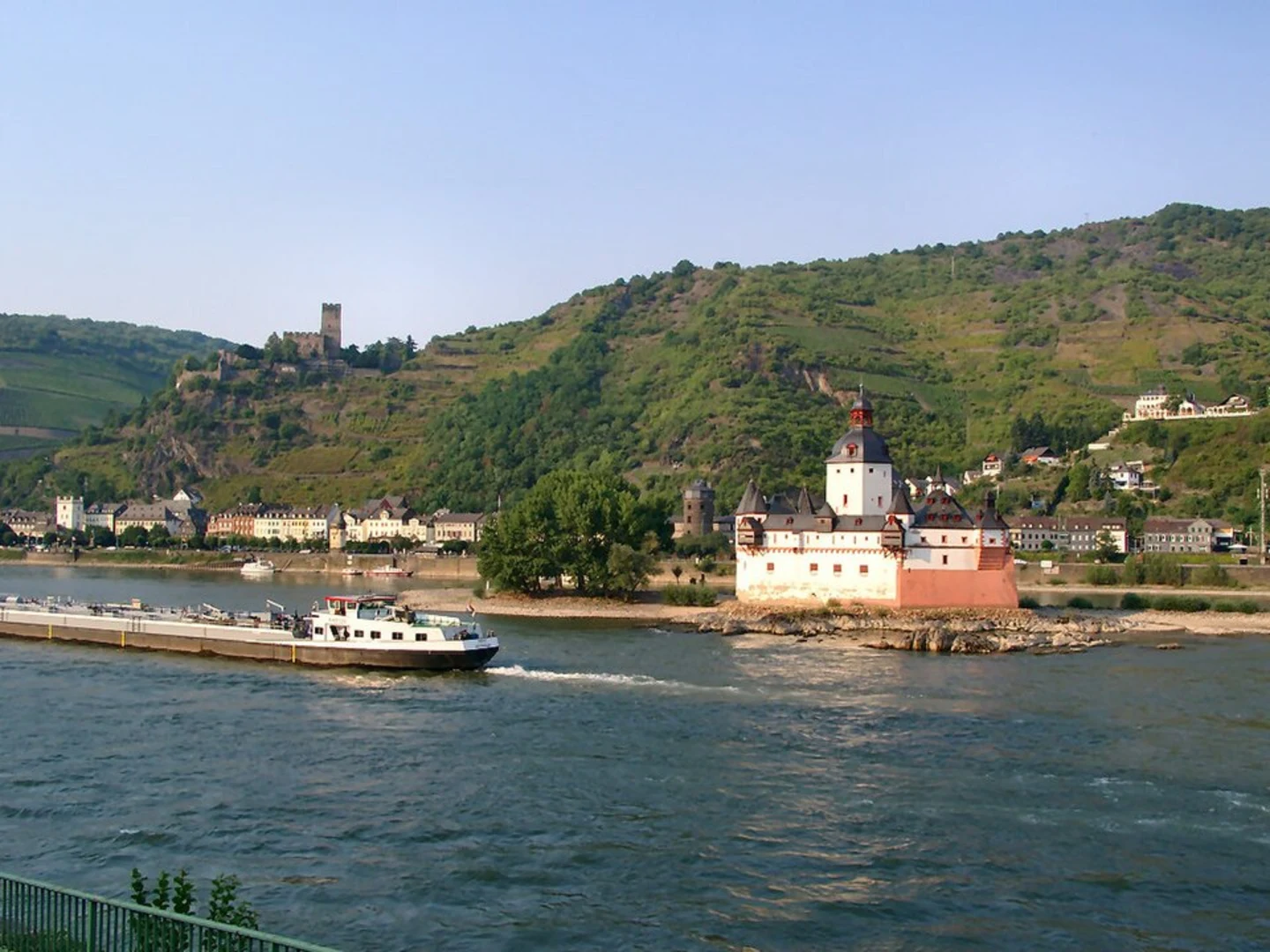 An image depicting the trail Kaub to Lorch Walk via Rundwanderweg Lorch 5 and its surrounding area.