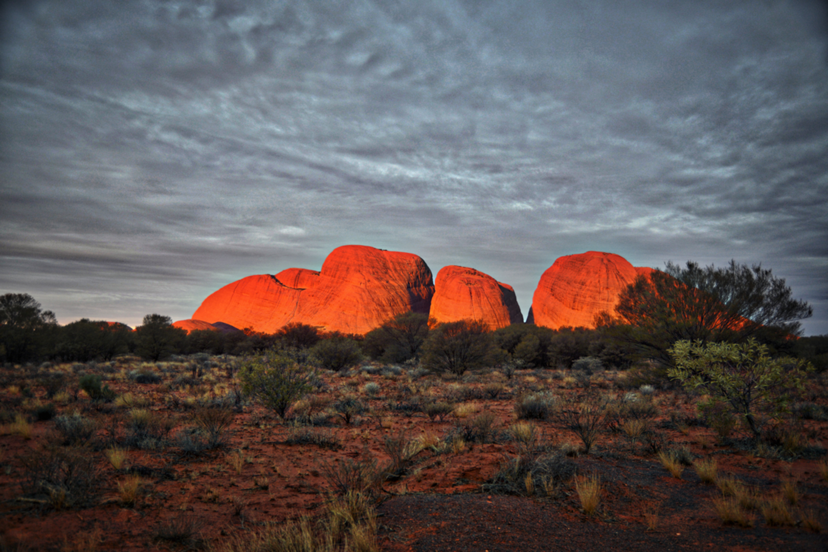 An image depicting the trail Kata Tjuta Valley Trail and its surrounding area.