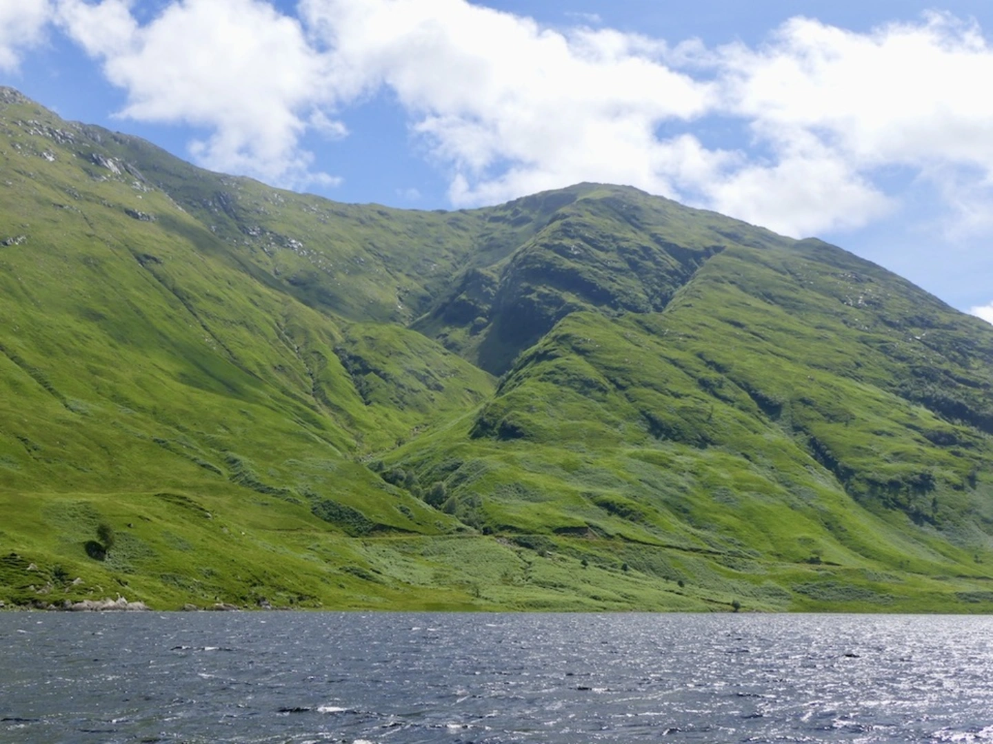 An image depicting the trail Sgùrr Ghiubhsachain and its surrounding area.