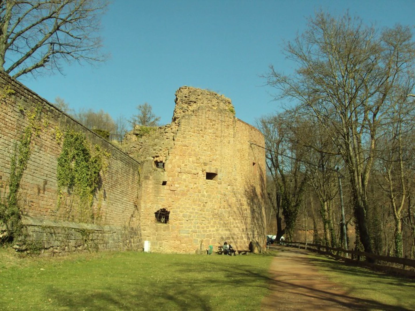 An image depicting the trail Schlossruine Nanstein, Herrengärtchen Loop from Landstuhl and its surrounding area.