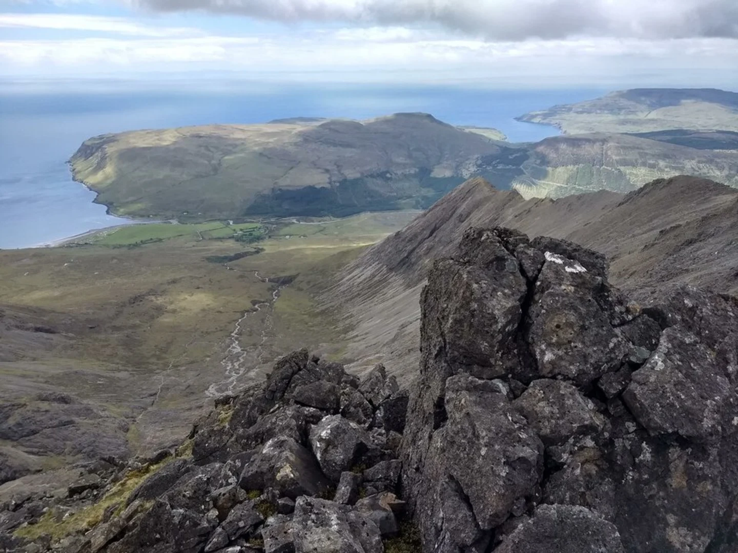 An image depicting the trail Sgùrr na Banachdaich via Coir' an Eich and its surrounding area.