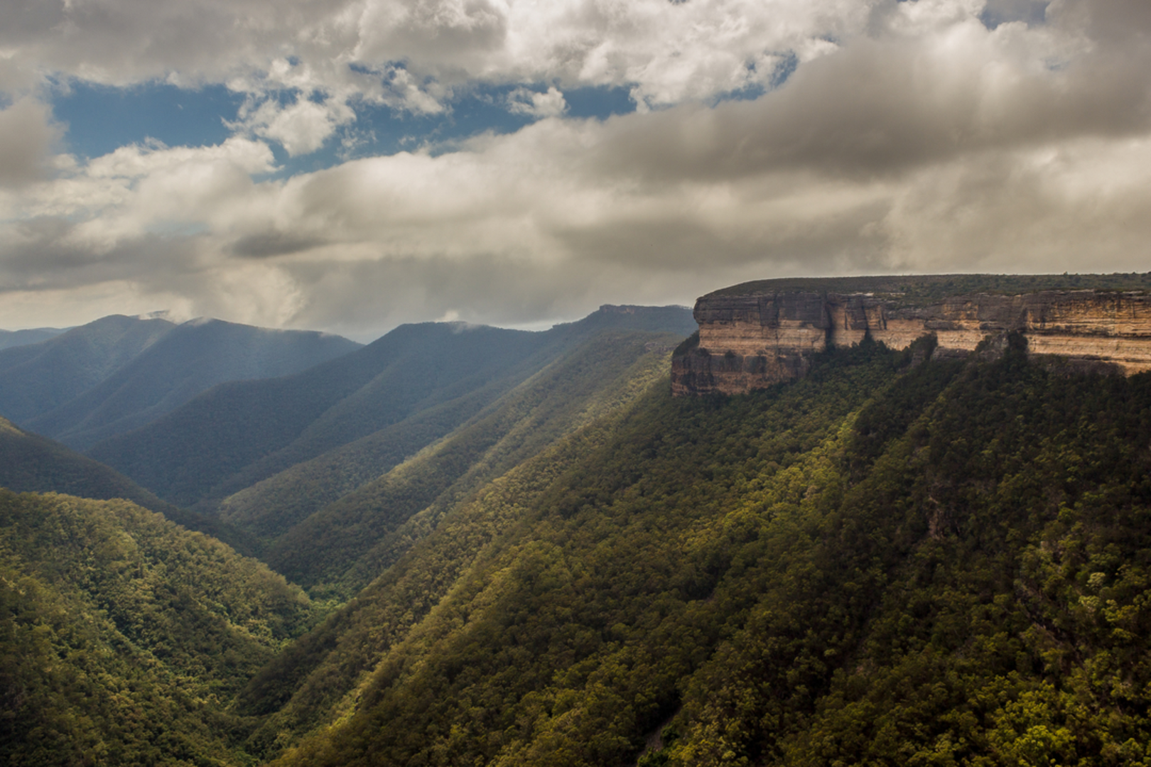 An image depicting the trail Kanangra to Katoomba Trail and its surrounding area.