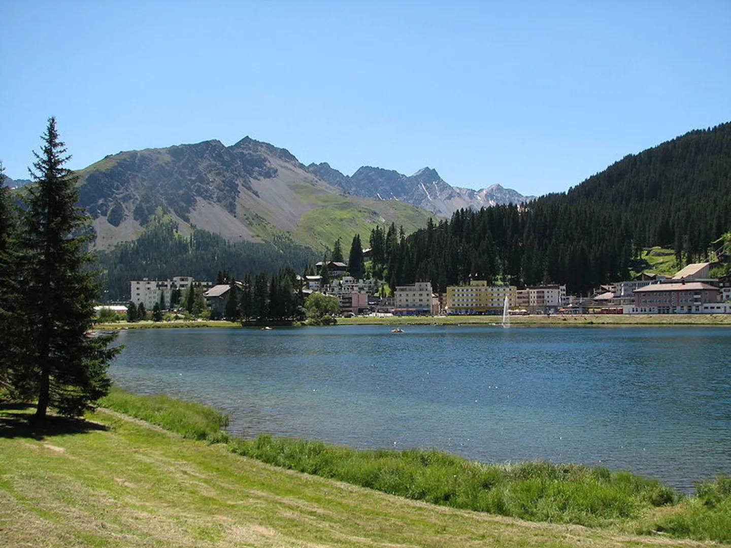 An image depicting the trail Aroser-Weisshorn-Weg and its surrounding area.