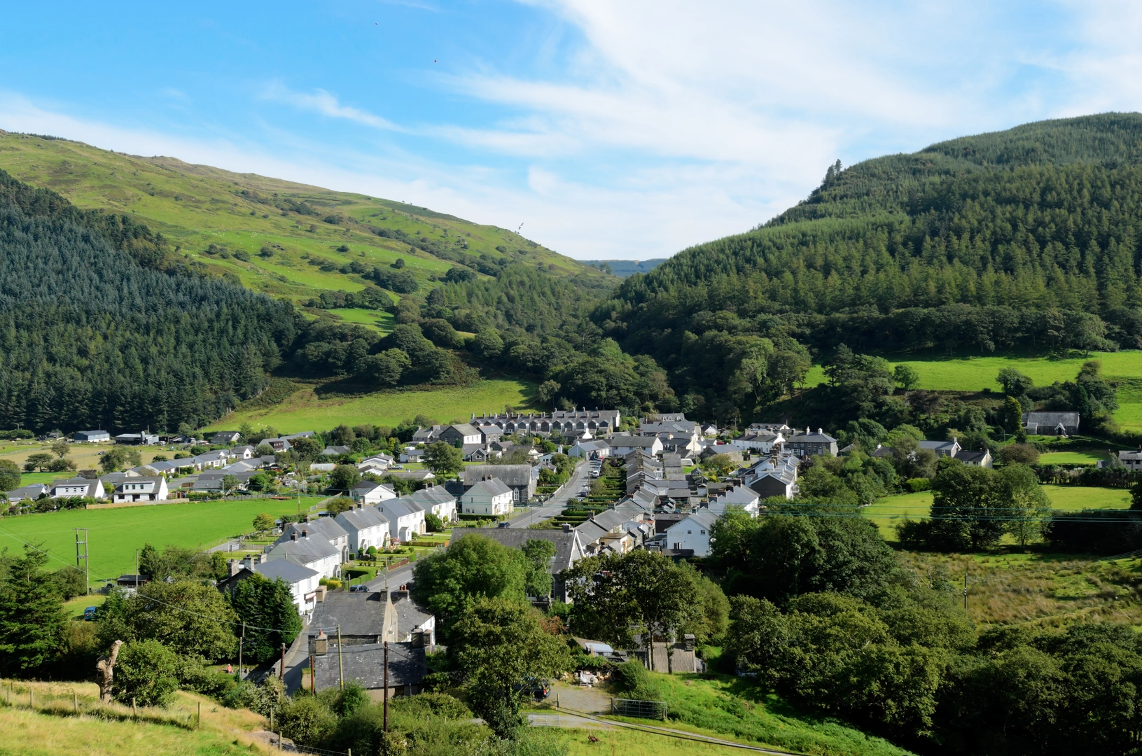 An image depicting the trail Tarren y Gesail from Abergynolwyn and its surrounding area.
