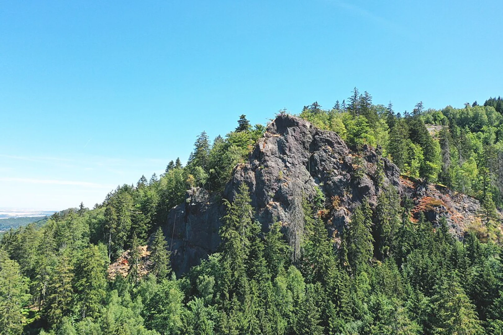 An image depicting the trail Hirschstein and Aschenbergstein Loop via Gipfel und Aussichtstour and its surrounding area.