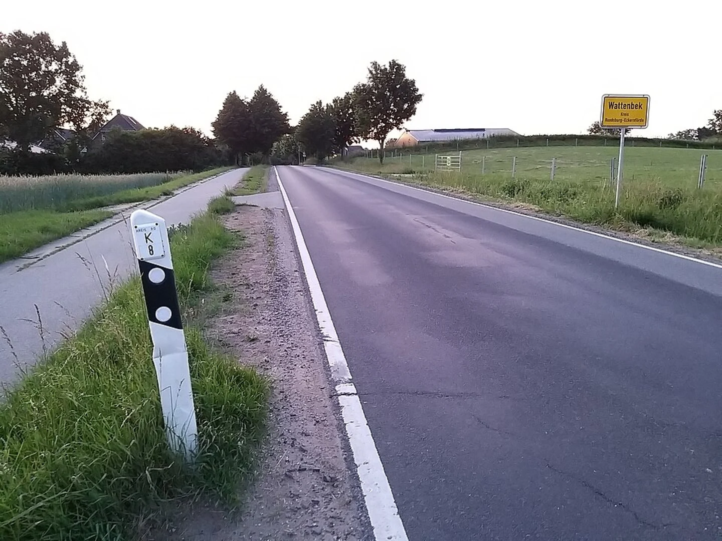 An image depicting the trail Naturparkwanderweg and Dorfstrasse and its surrounding area.