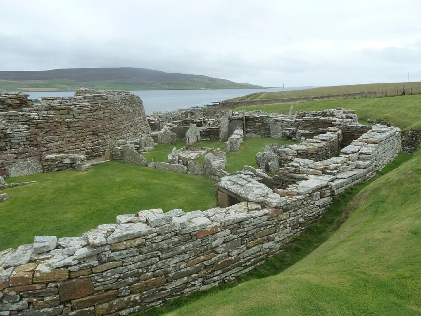 An image depicting the trail Broch of Gurness Walk and its surrounding area.