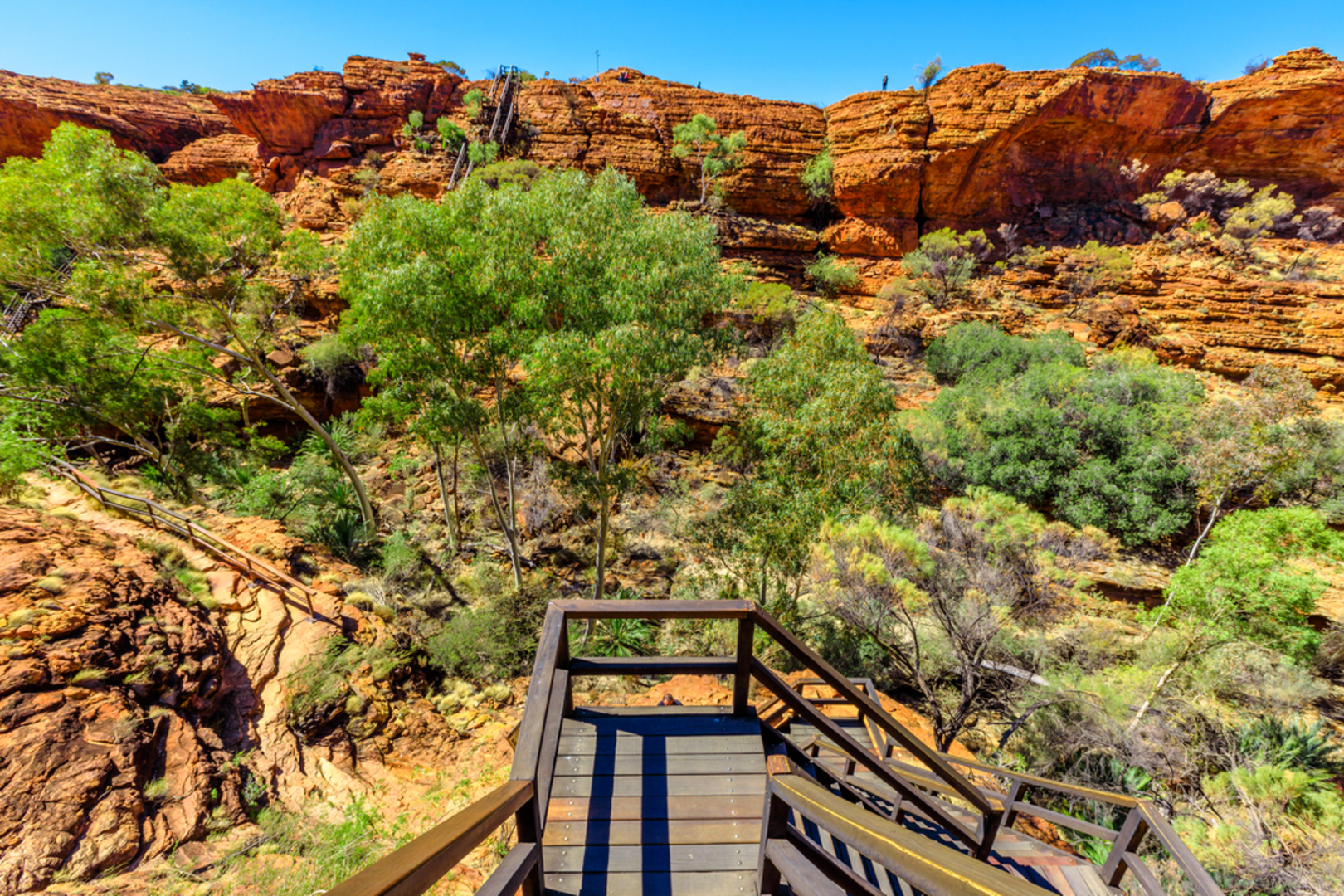 An image depicting the trail Watarrka Rim Walk and its surrounding area.