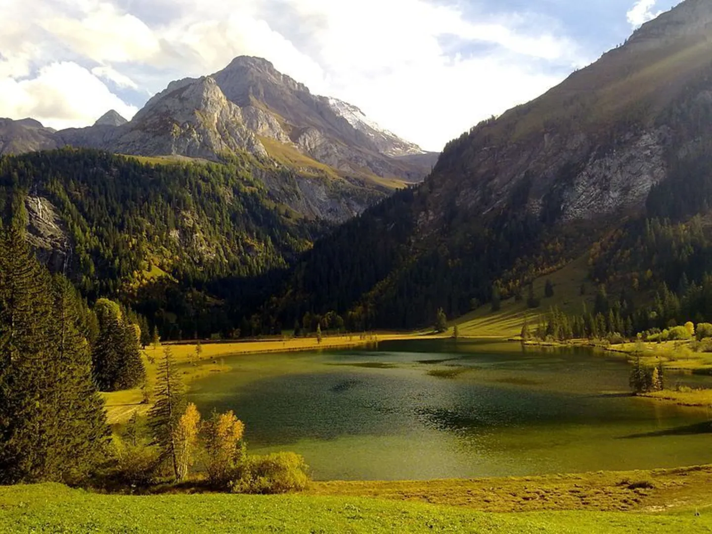 An image depicting the trail Höhi-Wispile-Lauenensee-Weg and its surrounding area.