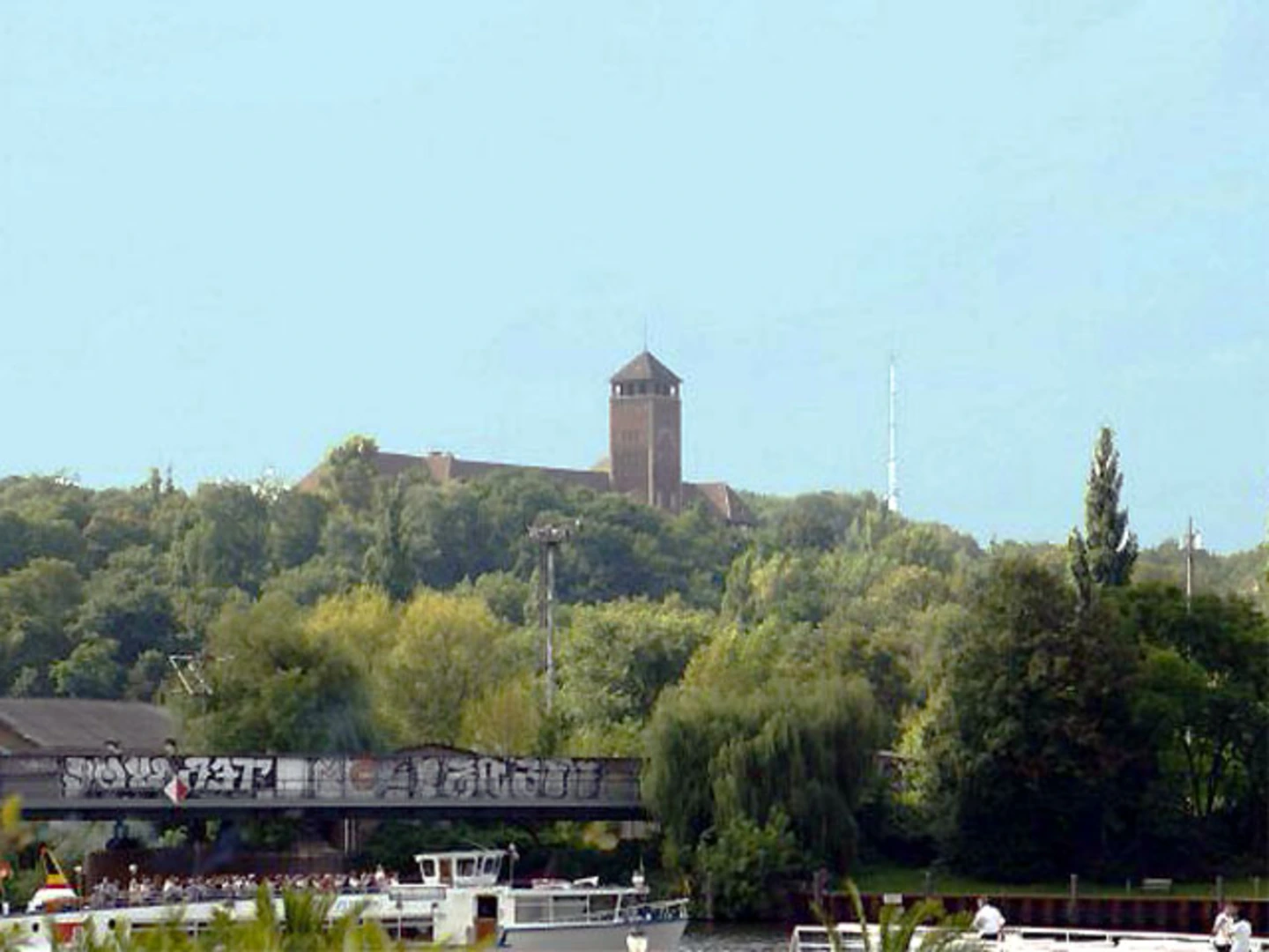 An image depicting the trail Dussldorf germania downton via Parlamentsufer and its surrounding area.