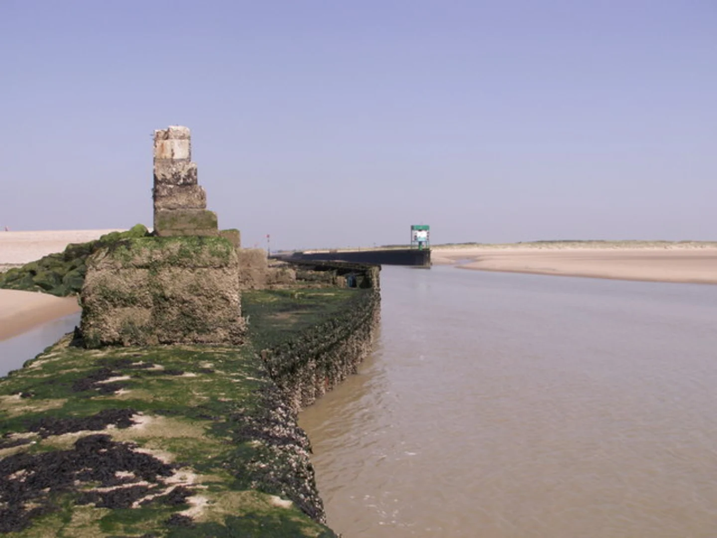 An image depicting the trail Rye Harbour and Winchelsea Beach Loop via Camber Castle and its surrounding area.