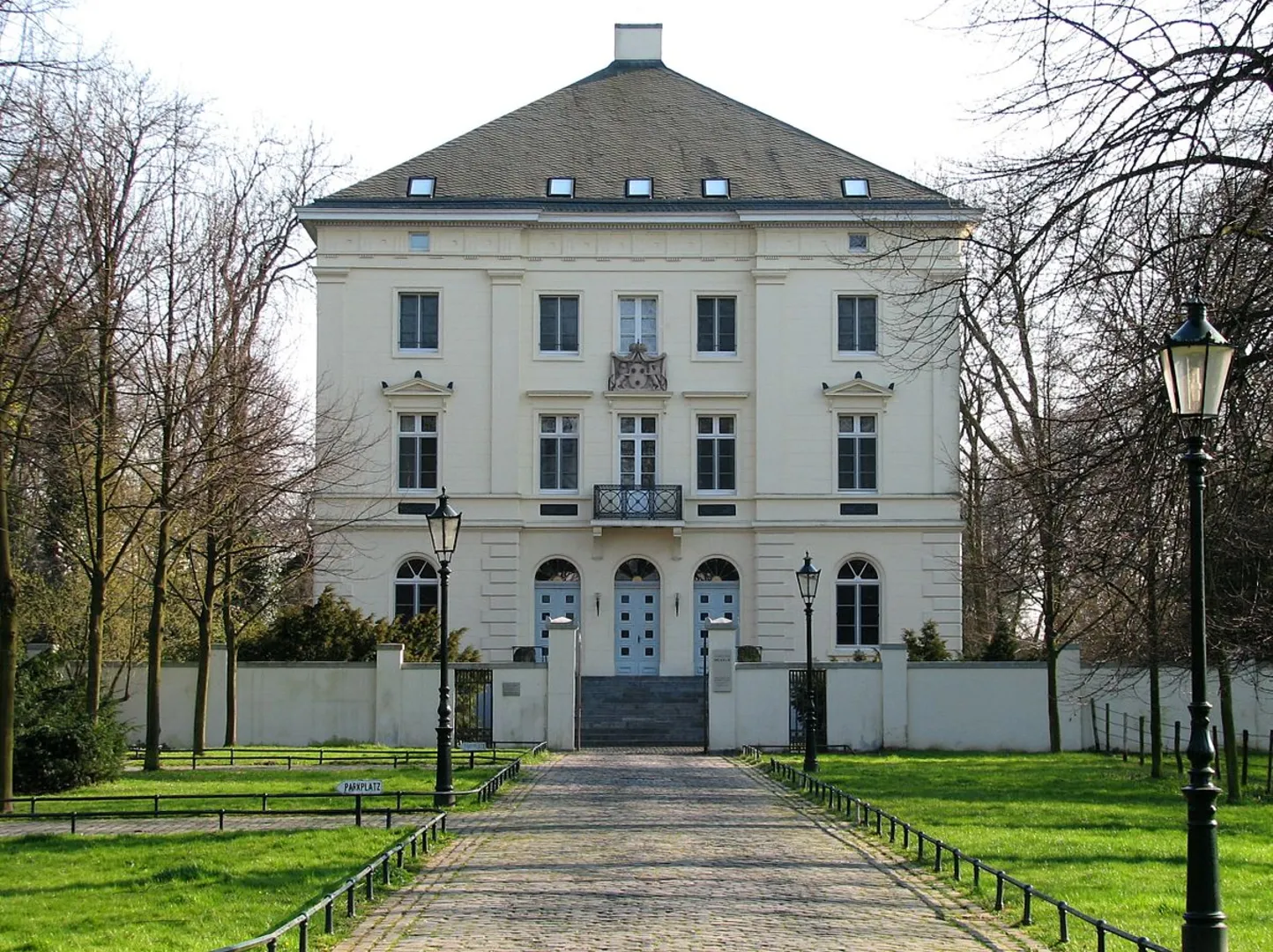 An image depicting the trail Schloss Mickeln and Auf der Jucht Loop and its surrounding area.