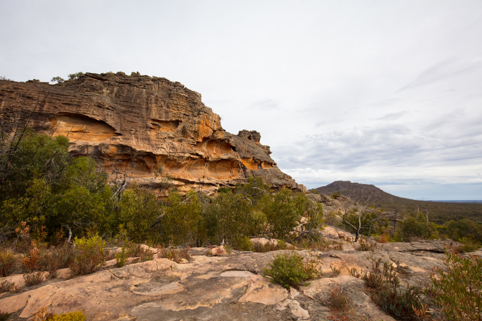 An image depicting the trail Stapylton Ampitheatre Trail and its surrounding area.