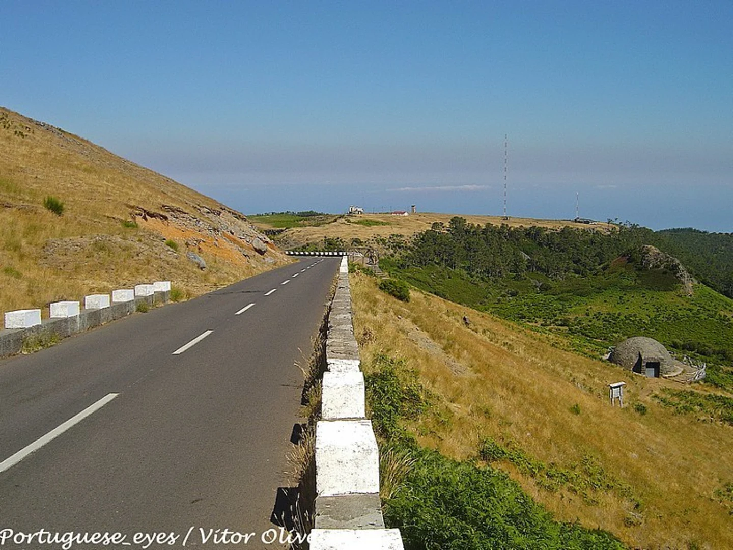 An image depicting the trail PR 4 Levada do Barreiro and its surrounding area.