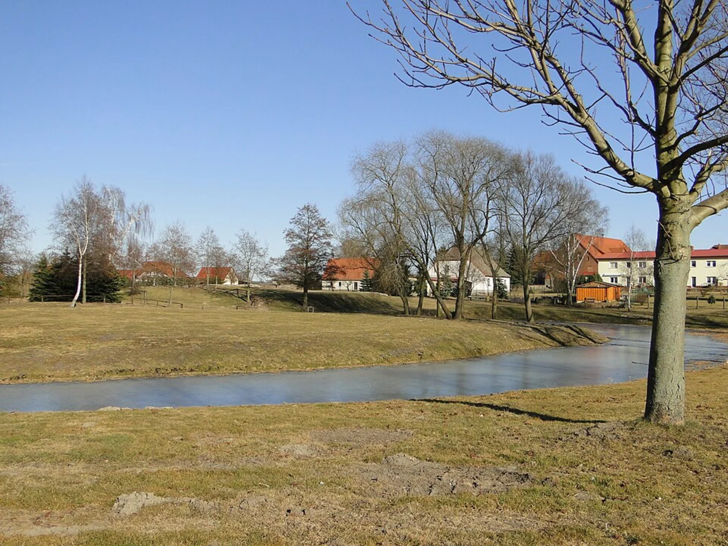 An image depicting the trail Bevertalsperre via Rundwanderweh Neyetalsperre and its surrounding area.