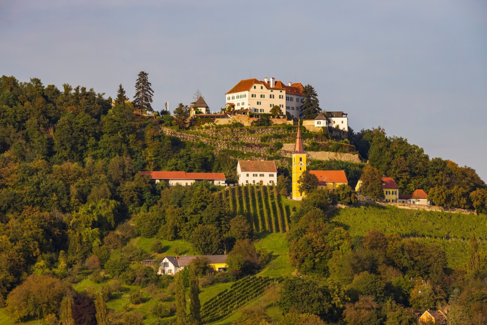 An image depicting the trail Loipersdorf-Kapfenstein - Auf den Spuren der Vulkane and its surrounding area.