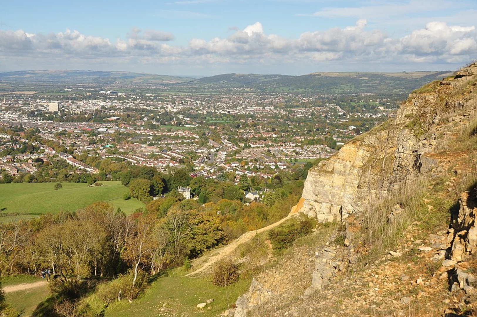 An image depicting the trail Leckhampton Hill Loop and its surrounding area.