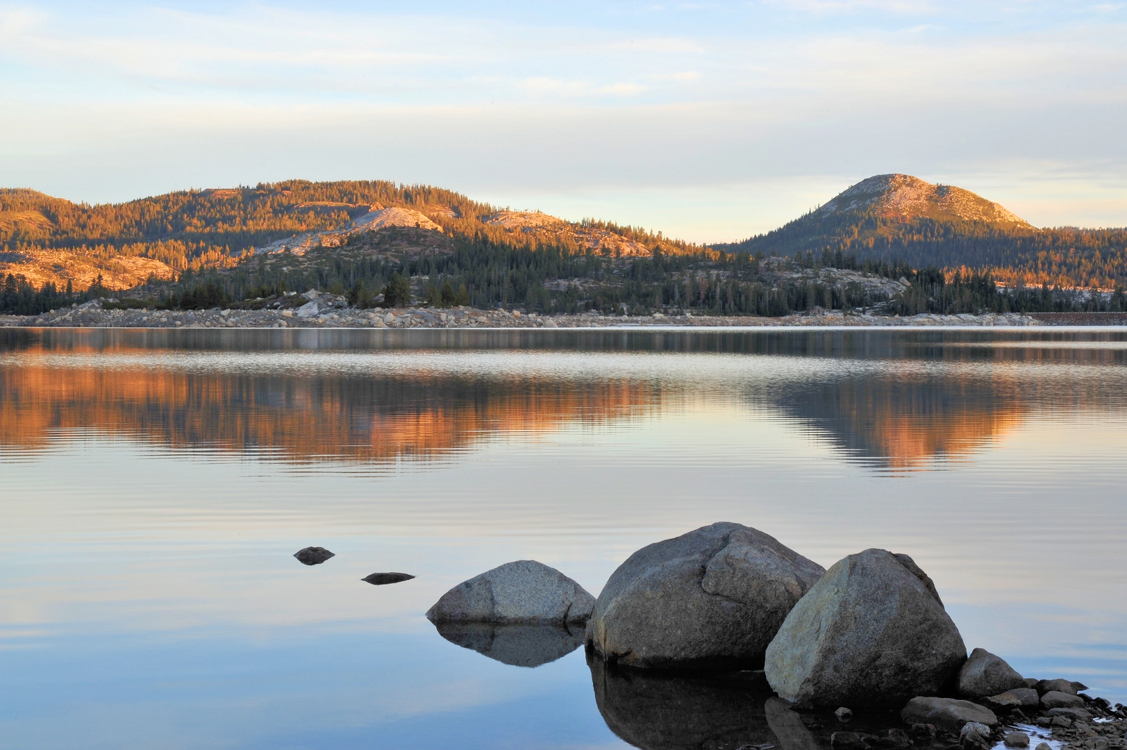 An image depicting the trail Ribicon Reservoir and Buck Island Lake and Loon Lake via Rubicon Trail and its surrounding area.