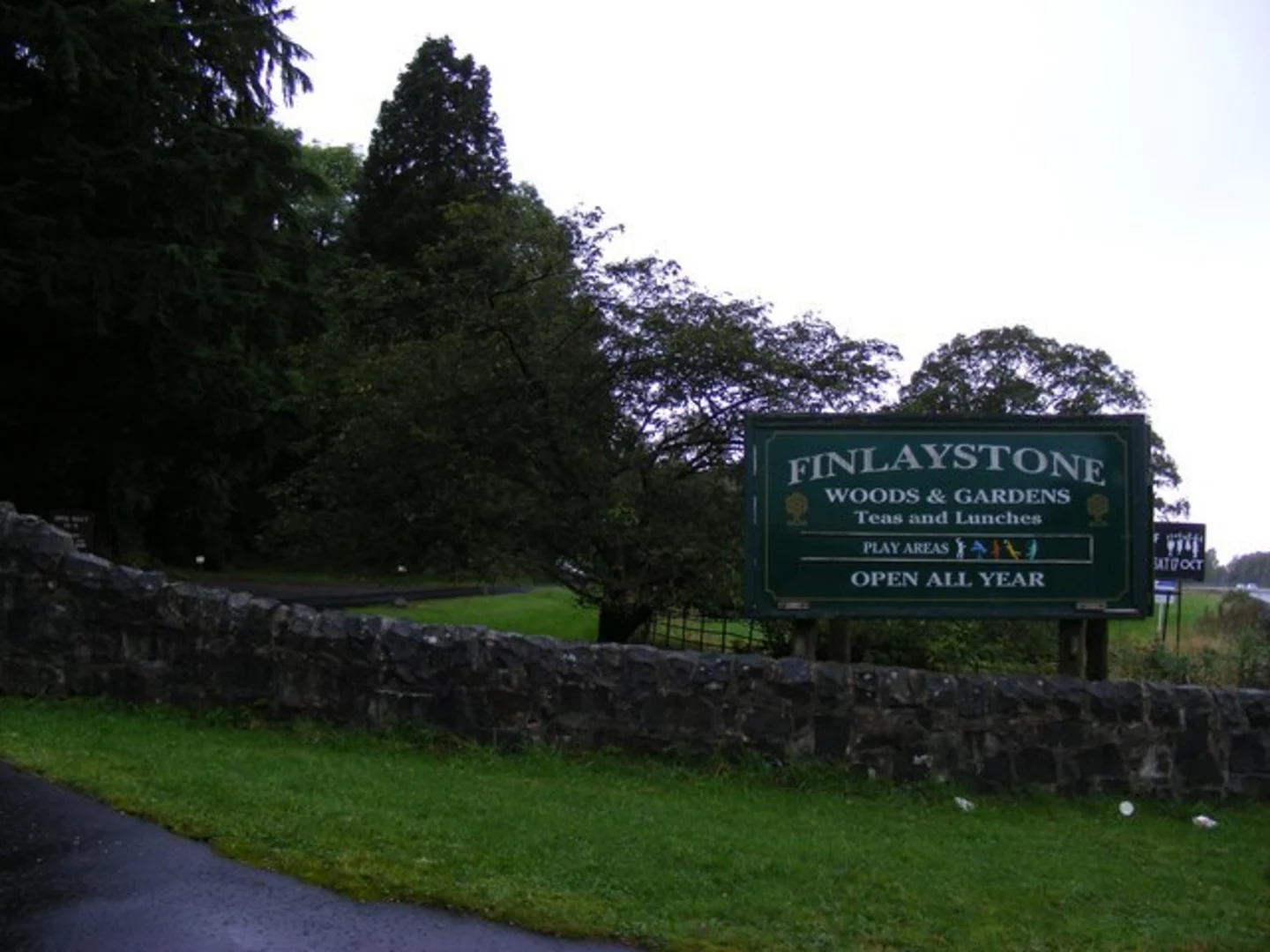 An image depicting the trail Finlaystone Country Park Walk and its surrounding area.