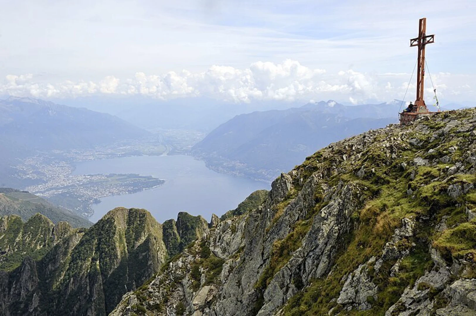 An image depicting the trail Acona to Bosco Gurin Trail and its surrounding area.
