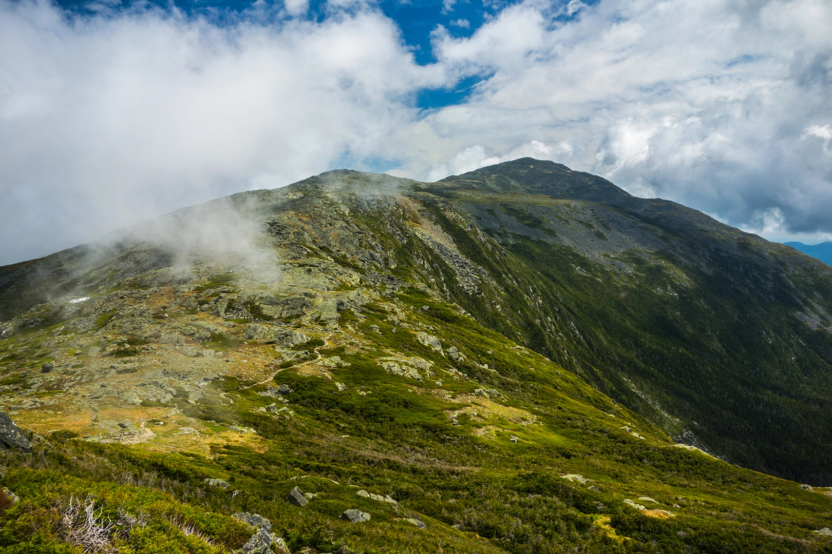 An image depicting the trail Mount Madison and Mount Quincy Adams Loop and its surrounding area.