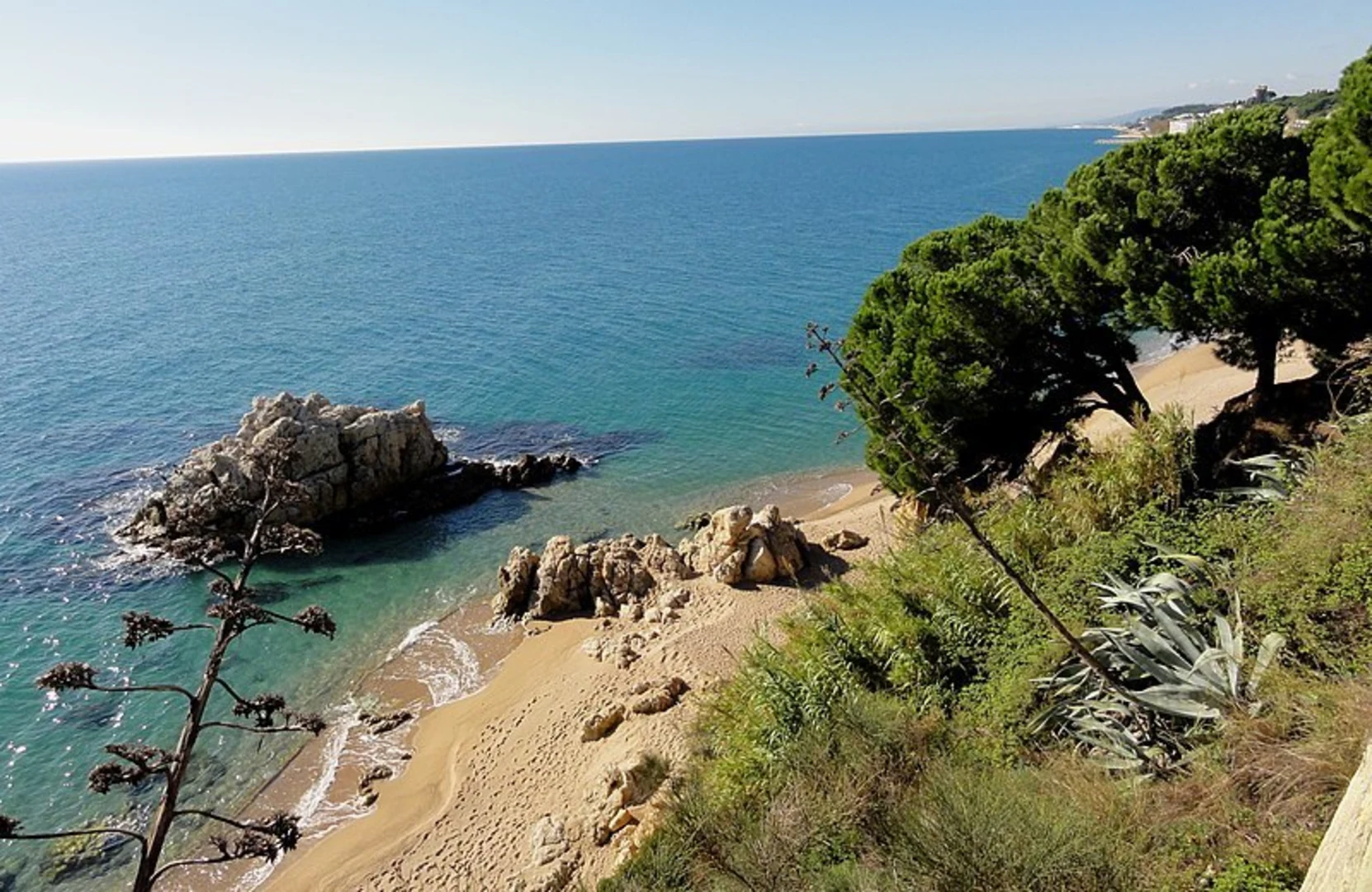 An image depicting the trail Path from Calella to Tordera PR C 146 and its surrounding area.