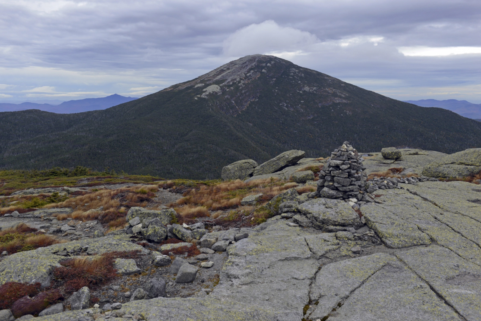 An image depicting the trail Gray Peak and Mount Skylight and its surrounding area.