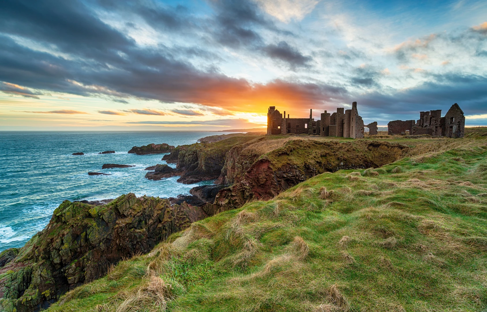 An image depicting the trail Slains Castle, Twa Havens, Robie's Haven and North Haven Loop and its surrounding area.