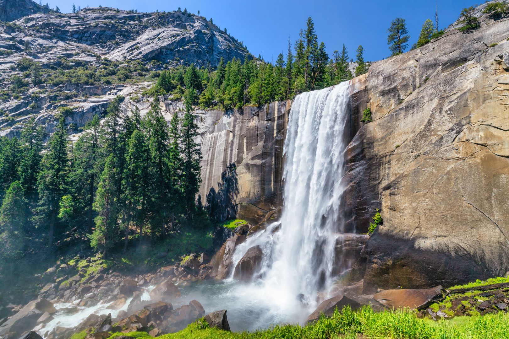 An image depicting the trail Mist and John Muir Loop Trail and its surrounding area.